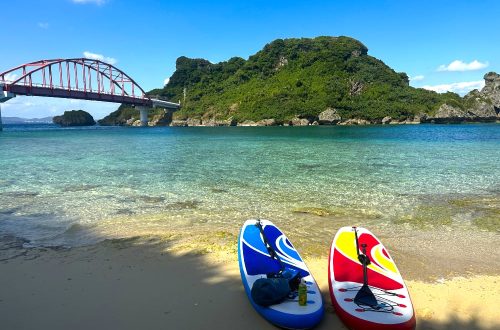 宮城島の無人ビーチからSUPボードと伊計島にかかる伊計大橋