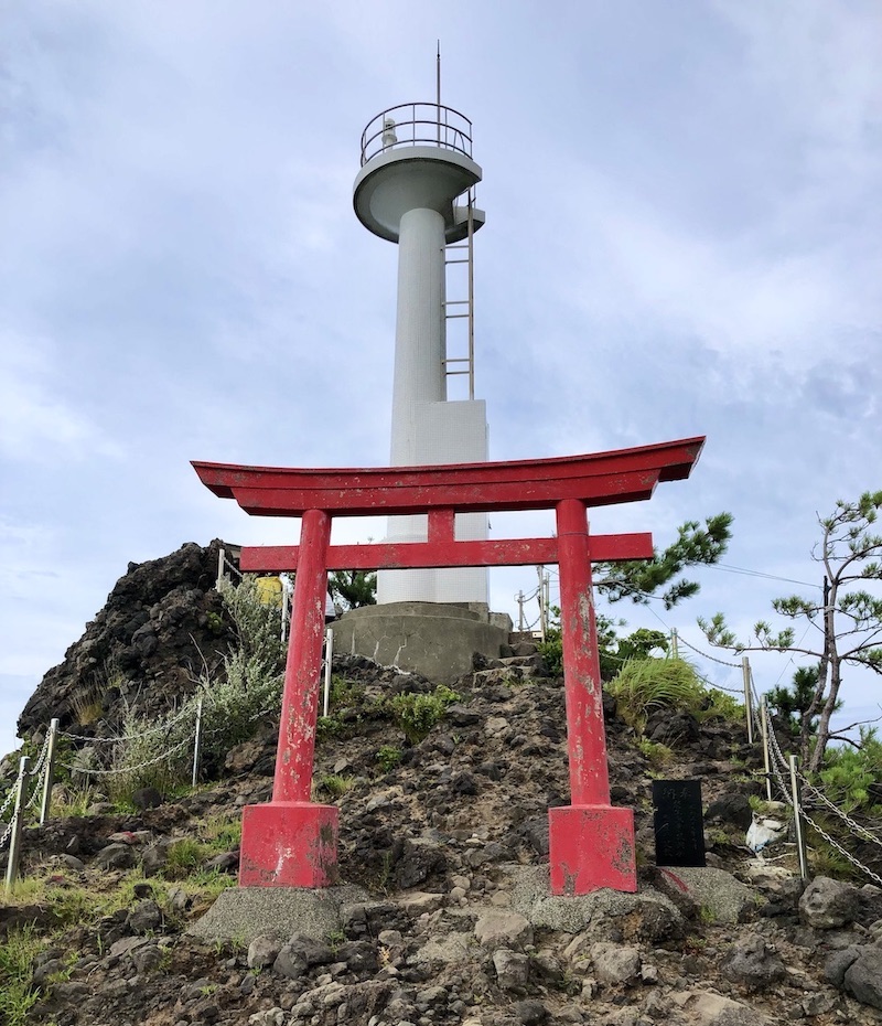 海の守り神を祀る厳島神社と、能生漁港出入りの道標の灯台