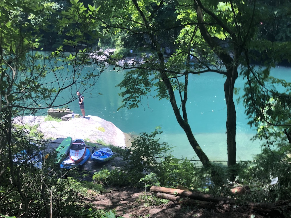 【東京/奥多摩（白丸湖） | 持ち込みSUPスポット情報】澄んだピーコックブルーが眩い癒しの場所