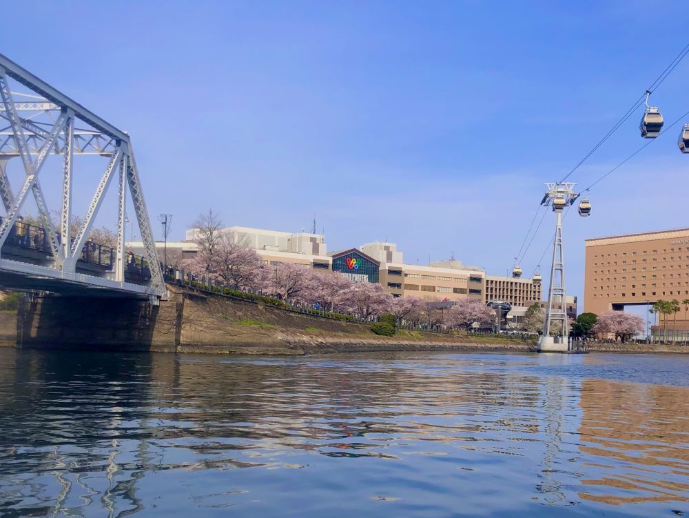 大岡川の水上から見た横浜ワールドポータース